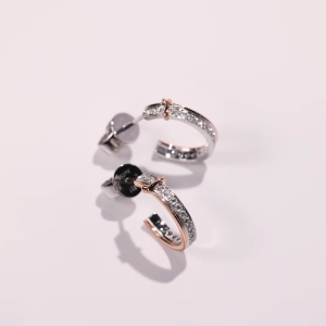 Chow Sang Sang 周生生 Promessa Love Knot 18K Gold Diamond Earrings 91574E