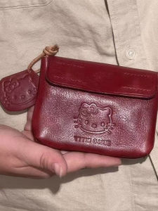 กระเป๋าสตางค์หนัง HelloKitty สไตล์ย้อนยุคขนาดเล็ก น่ารัก แบบพกพา สำหรับผู้หญิง พร้อมหูฟัง เก้าอี้ บัตรประจำตัว กระเป๋าสตางค์ใส่เหรียญ