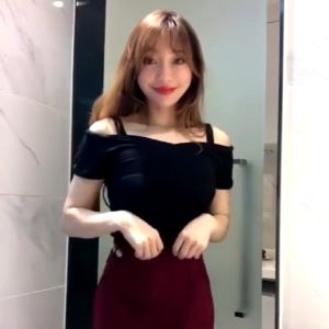 BUJIG เสื้อยืดแขนสั้นคอวี เปิดไหล่ เสื้อครอป เข้ารูป เสื้อแฟชั้นผู้หญิงสไตล์เกาหลี