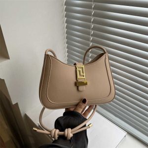 กระเป๋าสะพายข้างผู้หญิงดีไซน์เก๋ไก๋ปี 2024 กระเป๋าสะพายข้างใต้วงแขนแบบลำลองใหม่พร้อมซิปและหัวเข็มขัดแม่เหล็ก