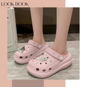 การออกแบบที่ทันสมัยและความสะดวกสบาย รองเท้าแตะหัวโต มีรูประดับเพชร หรูหราด้วยฮาร์ดแวร์ทองคำ นุ่มสวมใส่สบาย