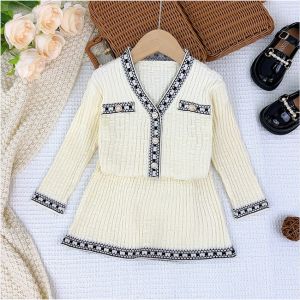 Bộ đồ áo len in hình mùa thu và mùa đông gấu tay áo dài áo khoác dệt kim cổ chữ V + váy Bộ 2 món phiên bản Hàn Quốc quần áo nữ