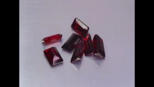 พลอยโรโดไลต์การ์เน็ตประกายแวววาว 7 เม็ด 10.15 กะรัต ทรงแปดเหลี่ยม