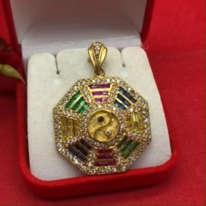 จี้งานดิบทองเหลืองฝังเพชรสีนพเก้ารูปแปดเหลี่ยม หยินหยาง ขนาด 3.2x3.2cm งานดิบไม่ได้ชุบ เสริมดวงเสริมฮวงจุ้ย แก้เคล็ดป้องกันภัยอันตรายและอุบัติเหตุ