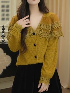 เสื้อเชิ้ตคอวีผ้าลูกไม้ผสมสไตล์หวานลดอายุสำหรับผู้หญิงฤดูใบไม้ผลิใหม่สไตล์เกาหลีลำลองกระชับสัดส่วนเสื้อเชิ้ตแขนยาว