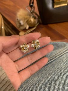 Elegant Unique Pearl Zirconia Stud Earrings Womens Versatile High-End Vintage Fashion Jewelry Fresh out Alloy Geometric Pattern