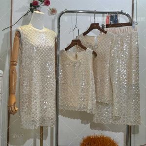 พรางหุ่น ประดับมุกคอกลม เดรส Yan Fashion เรียบหรู แขนยาวครึ่งตัว เสื้อกั๊ก กระโปรง สไตล์ หวาน สไตล์ ฤดูใบไม้ร่วง 2024