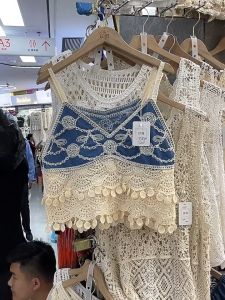 Hollow camisole ฤดูร้อนผู้หญิงถักโครเชต์สไตล์โบฮีเมียนรีสอร์ทสั้นบาง