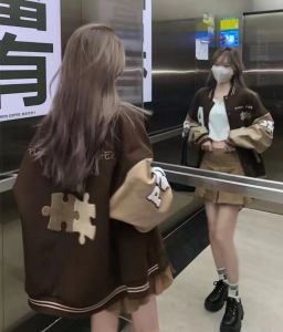 IEF เสื้อแจ็กเก็ตเบสบอล เสื้อกันหนาวแบบซิป แขนยาว หนัง PU ทรงหลวม เหมือนกันกับทุกการแต่งกาย แฟชั่นเรโทร สามารถเข้ากับทุกผู้หญิง แจ็กเก็ตหญิง