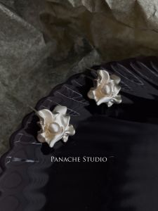 ต่างหูไข่มุกเงินแบบไม่สมมาตร ดีไซน์ดอกไม้ ต่างหูแฟชั่นสำหรับผู้หญิง ต่างหูแบบมีแหล่งกำเนิดที่ไม่แน่นอน