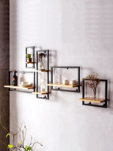 ชั้นวางของติดผนังสไตล์ Scandvinian ด้วยไม้จริง ตะขอเหล็กสำหรับตกแต่งห้องนั่งเล่น ชั้นวางหนังสือแบบติดผนังเรียบง่ายและสร้างสรรค์