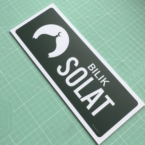 Bilik Solat. Sticker Board Holes Sign Signage Signboard. Papan Tanda Petanda Arrow Anak Panah. Surau Kiri Kanan.