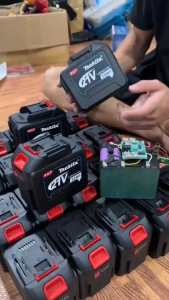 Pin 20 cell Makita 21v 10Ah dòng sả cao chân pin phổ thông 4cm có đèn led báo pin chống ngắt tải cao