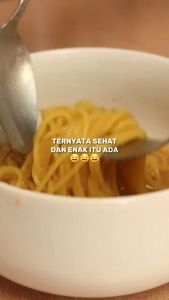 Ladang Lima - Mie Sayur Instan Bebas Gluten Ayam Bawang / Soto Lamongan / Beet ( Gluten Free Noodle ) 76g\\n\\n Apa Itu Mie Sayur Instan Bebas Gluten Ayam Bawang?\\n\\nMie Sayur Instan Bebas Gluten Ayam Bawang adalah salah satu produk unggulan dari Ladang Lima, yang merupakan mie instan dengan rasa ayam bawang yang enak dan lezat. Produk ini memiliki berat 76 gram dan sangat cocok untuk mereka yang menginginkan makanan bebas gluten. Mie ini dibuat dari bahan-bahan berkualitas tinggi dan tidak mengandung gluten, sehingga aman dikonsumsi oleh penderita celiac atau intoleransi gluten.\\n\\n Keunggulan Mie Sayur Instan Bebas Gluten Ayam Bawang\\n\\nBeberapa keunggulan dari Mie Sayur Instan Bebas Gluten Ayam Bawang ini antara lain:\\n\\n- **Rasa Lezat**: Rasa ayam bawang yang enak dan lezat membuat mie ini menjadi pilihan yang tepat untuk dinikmati setiap hari.\\n- **Bahan Berkualitas**: Mie ini dibuat dari bahan-bahan berkualitas tinggi, sehingga kualitas rasa dan teksturnya terjaga.\\n- **Bebas Gluten**: Produk ini bebas gluten, sehingga aman dikonsumsi oleh penderita celiac atau intoleransi gluten.\\n- **Praktis**: Mie ini praktis dan mudah disiapkan, sehingga cocok untuk mereka yang memiliki waktu terbatas.\\n\\n Cara Menggunakan Mie Sayur Instan Bebas Gluten Ayam Bawang\\n\\nBerikut adalah langkah-langkah untuk mengolah Mie Sayur Instan Bebas Gluten Ayam Bawang:\\n\\n1. Siapkan air mendidih dalam panci.\\n2. Masukkan bumbu mie ke dalam panci dan aduk rata.\\n3. Tambahkan mie ke dalam panci dan masak selama 3 menit.\\n4. Angkat dan sajikan mie sayur instan bebas gluten ayam bawang.\\n\\n Bagaimana Memasak Soto Lamongan Dengan Mie Bebas Gluten?\\n\\nMie bebas gluten dapat digunakan sebagai alternatif mie tradisional dalam memasak soto lamongan. Berikut adalah rekomendasi bahan dan langkah-langkah untuk memasak soto lamongan dengan mie bebas gluten.\\n\\n Rekomendasi Bahan Untuk Memasak Soto Lamongan Dengan Mie Bebas Gluten\\n\\nBerikut adalah bahan-bahan yang diperlukan untuk memasak soto lamongan dengan mie bebas gluten:\\n\\n- **Mie Bebas Gluten**: Gunakan Mie Sayur Instan Bebas Gluten Ayam Bawang dari Ladang Lima.\\n- **Daging Sapi**: Gunakan daging sapi yang sudah dipotong dadu.\\n- **Bumbu Halus**: Bumbu halus yang terdiri dari bawang merah, bawang putih, jahe, kunyit, dan kemiri.\\n- **Sayuran**: Gunakan sayuran seperti kol, wortel, dan daun bawang.\\n- **Air Kaldu**: Gunakan air kaldu sapi yang sudah dimasak.\\n\\n Langkah-Langkah Memasak Soto Lamongan Dengan Mie Bebas Gluten\\n\\nBerikut adalah langkah-langkah untuk memasak soto lamongan dengan mie bebas gluten:\\n\\n1. Rebus daging sapi dalam air kaldu sampai empuk.\\n2. Panaskan minyak goreng dalam wajan dan tumis bumbu halus hingga harum.\\n3. Masukkan daging sapi ke dalam wajan dan aduk rata.\\n4. Tambahkan sayuran ke dalam wajan dan masak hingga layu.\\n5. Masukkan mie bebas gluten ke dalam wajan dan aduk rata.\\n6. Angkat dan sajikan soto lamongan dengan mie bebas gluten.\\n\\n Manfaat Mengonsumsi Beet Gluten Free Noodle\\n\\nBeet Gluten Free Noodle adalah salah satu produk unggulan dari Ladang Lima yang terbuat dari beetroot dan tidak mengandung gluten. Berikut adalah beberapa manfaat dari mengonsumsi Beet Gluten Free Noodle:\\n\\n- **Nutrisi Yang Terkandung**: Beet Gluten Free Noodle kaya akan nutrisi seperti serat, vitamin C, dan antioksidan.\\n- **Mengurangi Risiko Penyakit Jantung**: Beetroot dapat membantu menurunkan tekanan darah dan meningkatkan kesehatan jantung.\\n- **Meningkatkan Energi**: Beetroot dapat membantu meningkatkan energi dan performa fisik.\\n\\n Cara Mengolah Beet Gluten Free Noodle Untuk Menu Sehat\\n\\nBerikut adalah beberapa cara untuk mengolah Beet Gluten Free Noodle menjadi menu sehat:\\n\\n- **Mie Goreng**: Goreng Beet Gluten Free Noodle dengan telur, sayuran, dan bumbu favorit Anda.\\n- **Mie Kuah**: Rebus Beet Gluten Free Noodle dengan kuah kaldu ayam atau sapi, sayuran, dan bumbu favorit Anda.\\n- **Mie Salad**: Campurkan Beet Gluten Free Noodle dengan sayuran segar, buah-buahan, dan dressing favorit Anda.\\n\\nJadi, jangan ragu untuk mencoba Mie Sayur Instan Bebas Gluten Ayam Bawang, Soto Lamongan Gluten Free, dan Beet Gluten Free Noodle dari Ladang Lima. Produk-produk ini tidak hanya enak dan lezat, tetapi juga aman dikonsumsi oleh mereka yang memiliki intoleransi gluten atau celiac. Selamat mencoba!\n}