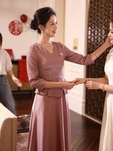 Elegant Purple Wedding Dress for Mothers of the Groom Slimming Long Gown V-neck Polyester Spandex Blend Comfortable Fit for Women over 40