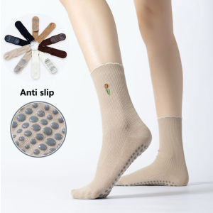 ปักลายดอกไม้ถุงเท้าโยคะและพิลาทิสสำหรับผู้หญิงถุงเท้ากีฬาลูกวัวกันลื่นถุงเท้าเทรนด์เข้าได้กับทุกชุด