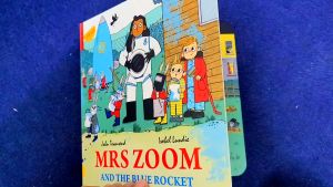 Lift-the-flap Childrens English storybook : Mrs Zoom & the Blue Rocket [Boardbook]