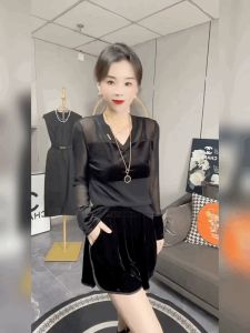 เสื้อยืดคอวีแขนยาวผ้าลูกไม้ผสมกำมะหยี่ทรงสลิมฟิตสำหรับผู้หญิง สีดำ แฟชั่น เสื้อชั้นในผ้าตาข่ายทรงสลิมฟิต