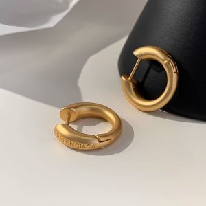 Fashionable Minimalist Metal Matte Circle Earrings Womens Luxury Unique Design High-End Studs Elegant Ear Jewelry