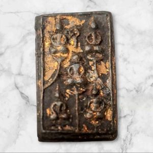 พระเจ้าห้าพระองค์ เนื้อผงใบลาน หลวงพ่อเงิน วัดบางคลาน ปี 2515 สภาพสวย หลวงพ่อเงินท่านได้สร้างขึ้นในช่วงยุคต้นๆ ผู้ขายเช่าจากวัดโดยตรง