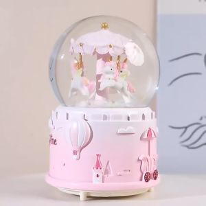 ลูกบอลคริสตัลม้าหมุน ของขวัญวันหยุด เครื่องประดับกล่องดนตรี กล่องดนตรีเรืองแสงหิมะ