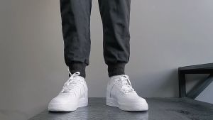 Leisure pure white student board shoes are versatile low top couples Korean version breathable small white shoes