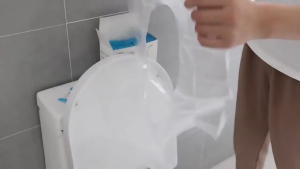 [จัดส่งจากกรุงเทพฯ] แผ่นรองฝาชักโครก 50 แพ็ค แผ่นรองพลาสติกครอบชักโครกสำหรับห้องน้ำสาธารณะ กระดาษรองนั่ง แบบใช้แล้วทิ้ง