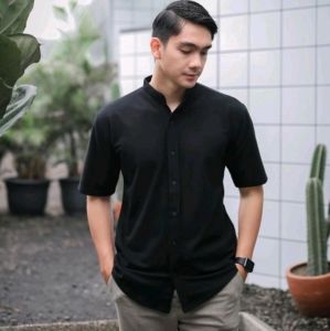 KEMEJA PRIA POLOS DISTRO TERBARU DAN TERKINI  PREMIUM LENGAN PANJANG PENDEK BEST SELLER POPULER TERBARU 2023 LAKI LAKI DEWASA CASUAL FORMAL TERLARIS DAN TERMURAH KEKINIAN SIZE L XL