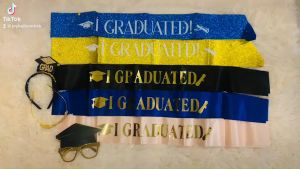 สายสะพายพร้อมมงกุฎบัณฑิต ที่คาดผม Grad I Graduated ทั้งชุด 2 ชิ้น พร๊อบถ่ายรูปปัจฉิม จบการศึกษา รับปริญญา พร้อบ พร็อพ Props (ส่งเร็วจากกรุงเทพ)