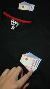 READY Kaos Pocket Uang Duit Money Baju Tshirt Katun Kantong Saku Custom Satuan Murah Polos Viral Lucu Unik Keren Kata Korea Oversize Couple Pasangan Oblong Pria Wanita Anak Bayi Distro - Rein Wear