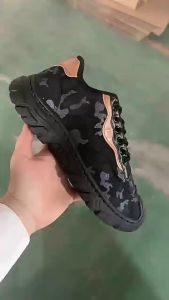 Sportswear Shop รองเท้าผู้ชายใหม่รองเท้าผ้าใบลําลองลายพรางรองเท้าป้องกันรองเท้าผ้าใบระบายอากาศ