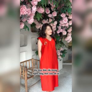 Đầm hoa thêu dáng suông đơn giản xẻ tà lụa linen xước - BH24