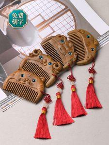 กิ๊บติดผมทำจากไม้สักสีเขียวสำหรับเด็กผู้หญิงอายุ 1 ปี เขียนชื่อสัตว์ปีเกิด ของขวัญวันเกิด ที่ดูดีและน่ารัก