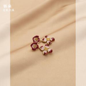 ต่างหูแบบคลิปแบบดอกไม้เคลือบอีนาเมลสีแดงและสีขาว ต่างหูแบบคลิปแบบไม่ต้องเจาะ ดีไซน์สไตล์วินเทจแบบธรรมชาติ จานพ่นควันแมลง