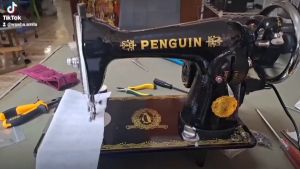เบสต์จักรเย็บผ้า Penguin พร้อมโต๊ะเเลย์ 1 ห้อง 1 มอเตอร์ จักรเล็กหัวดำ ของแท้มือ 1 รับประกัน 1 ปี