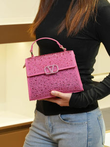 กระเป๋าสะพายไหล่ผู้หญิงประดับเพชร 2023 กระเป๋าสีชมพูแดง กระเป๋าถือแบบสะพายข้าง กระเป๋าแฟชั่น กระเป๋าสะพายข้างแบบทันสมัย