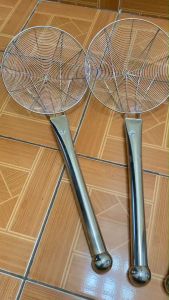 กระชอนตักทอดด้ามสแตนเลสแบบยาว มีให้เลือกหลายขนาด