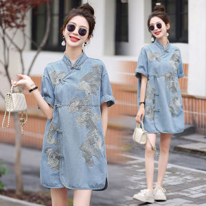 ชุดเดรสยีนส์ผู้หญิงสไตล์จีนใหม่ ฤดูร้อน 2025 ชุดเดรสผู้หญิงสไตล์ยูนิเซ็กซ์ ทรงเอ แขนสั้น คอปก กระดุมข้าง ผ้าฝ้าย