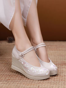 รองเท้าผ้าปักสไตล์กังฟูสำหรับผู้หญิงในฤดูใบไม้ผลิและฤดูใบไม้ร่วง รองเท้าส้นเตี้ยแบบสวมหัวกลม ทรงสั้น พื้นยาง สวมใส่สบาย