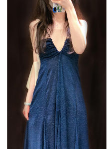 ชุดเดรสยาวคอวีแขนกุดผ้าชีฟองลายจุดสีน้ำเงินเข้มสำหรับวันหยุดชายหาด เดรสยาวคลุมเข่าสไตล์หรูหรา ฤดูใบไม้ผลิและฤดูร้อน