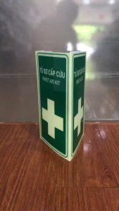 Biển báo tủ sơ cấp cứu dạ quang hộp tam giác (17x17x30cm)