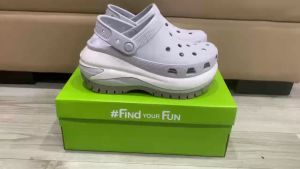 Dép sục nhựa crocs chuẩn xịn chống hôi chân nhựa tế bào êm mềm bền đi mưa lội nước đi biển. Giày sục crocs đế xuồng mega crush clog cao 8cm cho nữ màu ghi