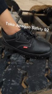 Sepatu Safety Murah Pria Wanita Kerja Pabrik Proyek Tol Magang Tni Porli Bengkel Las Ujung Besi Kulit Buatan Skn