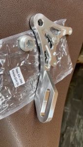 Bộ pát đĩa sau Exciter 135 nhôm nguyên khối.(kiểu quay lên)