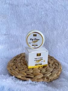 Skin care 1 set Sonik Viera ( day cream night cream Facial foam Serum vit c Toner) adalah produk perawatan wajah 1 Paket yang dapat membantu untuk mengurangi kulit kusammembantu mengurangi flek membantu mengatasi masalah jerawat membantu menghila