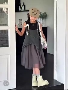 ชุดเซ็ต งานเอี๋ยมกระโปรง มาพร้อมกับเสื้อแขนกุ๊ดสีดำ แฟชั่นเด็กฤดูร้อน สไตล์เกาหลี ได้ลุคเท่ๆ ชิคๆ ใส่ไปชิลๆ