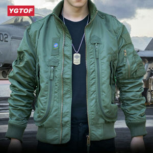 YGTOF ทหารแฟนๆ MA1 ย้อนยุคผู้ชาย เสื้อแจ็คเก็ตบอมเบอร์สี่ฤดู ยืนขึ้น ปกเสื้อแจ็คเก็ตอเนก ประสงค์ยุทธวิธี กระเป๋าทูลลิ่ง โค้ทผู้ชาย