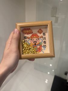 TRANH THẦN TÀI TẶNG KÈM 60 THỎI VÀNG KHUNG GỖ MẶT GƯƠNG 12CM