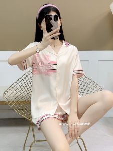 ชุดนอนผ้าไหมน้ำแข็งสำหรับผู้หญิงในช่วงฤดูร้อน ชุดนอนแขนสั้น กางเกงขาสั้น สีชมพู พร้อมแผ่นเสริมหน้าอก ชุดนอนสำหรับใส่อยู่บ้าน