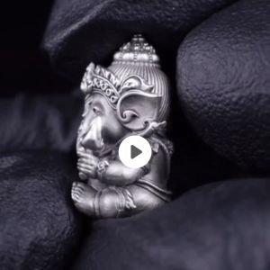 พระพิฆเนศ พระศรีสิทธายะคณาปติ (คเณศน้อย) เนื้อไวท์บรอนซ์รมซาติน ผ่านพิธีเมตตาอธิฐานจิตปลูกเสกเดี่ยว โดยหลวงพ่อวิจิตร อนูชาโต พิธีพูทธาภิเษก ณ สำนักปฏิบัติธรรมพูทธบูชา จังหวัดนครปฐม